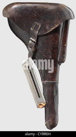 Long Pistol 08 DWM 1915,Cal.9 mm Parabellum,no.G57a.numéros correspondants avec broche d'allumage et panneaux de préhension.alésage semblable à un miroir,longueur 200 mm.divers signes d'acceptation impériaux.vue arrière tangente graduée 1 - 8,vue avant et arrière adjustable.Complete finition originale avec seulement des points minimaux sur le côté gauche du fourreau.Petites pièces opérationnelles jaune et bleu.Panneaux de préhension en noyer sans défaut,nickelé Magazine de tôle avec base en bois.rare et ancien collectorïs article dans la condition proche de menthe à la menthe d'une fabrication totale de m,droits-supplémentaires-Clearences-non disponible Banque D'Images