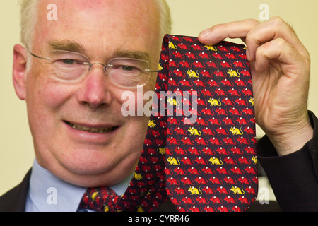 Le scientifique britannique Sir Martin Evans a découvert comment cultiver des cellules souches embryonnaires remporté des prix Nobel de physiologie ou médecine 2007 photographiée avec sa cravate de la souris Banque D'Images