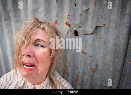 Hauts femme sans-abri avec trop de maquillage pleurer Banque D'Images