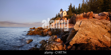 Le Bass Harbor Head Light baigné de lumière du matin, l'Acadia National Park, Maine, USA Banque D'Images