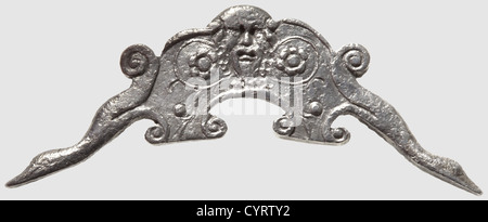 Poignée grecque argentée d'un bol à boire, vers 500 av. J.-C. Manche en fonte avec des décorations florales en relief d'un côté et représentation d'un homme barbu, les extrémités latérales en forme de têtes de cygne. Largeur 6.6 cm, poids 15.5 g. Provenance: Collection privée sud-allemande, années 70 et plus tard, historique, historique, monde antique, monde antique, temps antique, objet, objets, alambics, coupure, découpe, découpes, méditerranée, métaux précieux, bijoux, bijoux, droits additionnels-Clearences-non disponible Banque D'Images