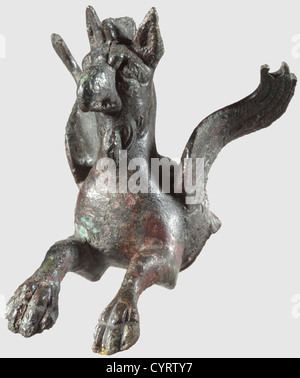 Un protome romain, en forme de gryphon, 1er/2e siècle après J.-C. Pièce frontale tridimensionnelle d'un gryphon en bronze, tête, ailes et griffes gravées et avec des détails fins. Sur les goupilles de fixation de l'autre côté. Hauteur 7.5 cm. Provenance: Collection privée sud-allemande, années 70 et suivantes, historique, historique, monde antique, monde antique, temps antique, objet, objets, alambics, coupure, découpe, découpe, découpe, Méditerranée, métaux précieux, métaux précieux, sculpture, sculptures, statuette, figurine, figurines, statuettes, beaux-arts, art, droits additionnels-Clearences-non disponible Banque D'Images