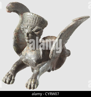 Un protome romain en forme de sphinx, 1er/2e siècle AD. Partie frontale tridimensionnelle d'un sphinx en bronze, tête de femme finement gravée et corps de lion ailé. Sur le côté opposé, deux broches pour la fixation. L'intérieur avec des résidus cristallisés d'un adhésif. Hauteur 6 cm. Provenance: Collection privée sud-allemande,années 70 et suivantes,historique,historique,monde antique,monde antique,temps antique,objet,objets,alambics,découpe,découpe,découpes,méditerranée,métaux précieux,sculpture,sculptures,stat,droits additionnels-Clearences-non disponible Banque D'Images