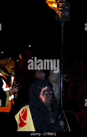 "Païennes" et les gens de robe et de maquillage, de prendre part à l'Sanhuinn Fête du feu le soir de l'Halloween à Édimbourg, en Écosse. Banque D'Images