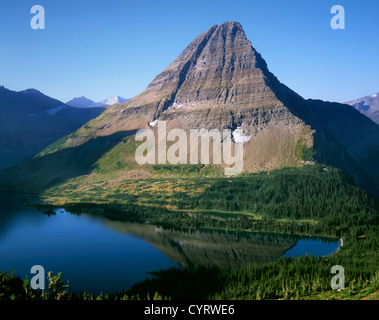 Hidden Lake, situé au-dessous d'une corne glaciaire parfaite, Glacier National Park, Montana, USA Banque D'Images