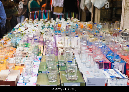 Verrerie pour la vente à un décrochage du marché, New Delhi, Inde Banque D'Images