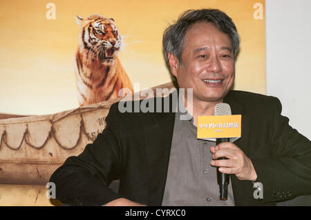 Ang Lee, Oscar award winning motion photo directeur, assiste au rythme et Hues Studios (R&H) Cérémonie d'ouverture de leur nouveau studio de cinéma d'effets visuels, Kaohsiung, Taiwan, vendredi 9 novembre 2012. L'un des meilleurs studios de son genre dans le monde, le rythme et l'Hues Studios à condition d'effets spéciaux pour le nouveau film d'Ang Lee, "Life of Pi" qui sera rendu public le 21 novembre 2012. Rythme et Hues Studios a fourni des effets spéciaux visuels pour plus de 150 grands films cinématographiques et a remporté le prix de l'Académie pour le "bébé" en 1995 et "The Golden Compass" en 2008. Banque D'Images