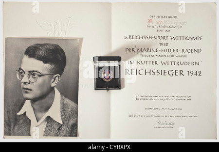 Lauréat du prix Naval HJ 1942,décoration,document,photo et photo Naval HJ Reich Winnerïs PIN en Or,avec le document de prix et la photo du porteur.l'insigne en métal non ferreux avec broche de fixation transversale et émail intact,l'dorure inversée a disparu.dans le cas de présentation du prix noir original.le document émis au gagnant du Reich dans le Cutter boat course, 5e compétition de sports nautiques Reich 1942 à Zempelburg.avec signature à l'encre de l'Obergebietführer(Guide régional suprême).UNE image encadrée est incluse, signé à l'encre par le Grand amiral Raeder,d,droits additionnels-Clearences-non disponible Banque D'Images