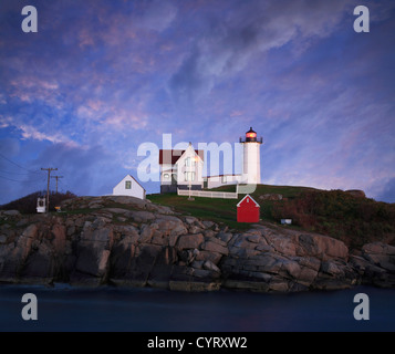 Vraiment un superbe coucher de soleil sur le phare de Nubble classique, CAPE NEDDICK, Maine, USA Banque D'Images