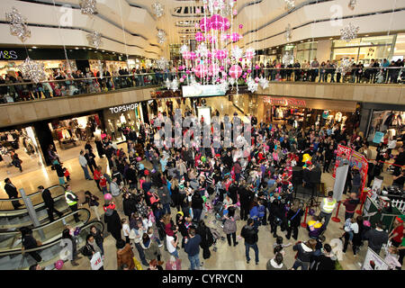 Les foules et les décorations à l'interrupteur sur des centres commercial Queensgate lumières de Noël, Peterborough, Cambridgeshire, Angleterre. 08 11 2012 Banque D'Images