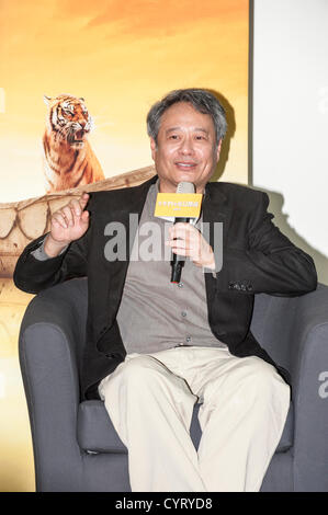 Ang Lee, Oscar award winning motion photo directeur, assiste au rythme et Hues Studios (R&H) Cérémonie d'ouverture de leur nouveau studio de cinéma d'effets visuels, Kaohsiung, Taiwan, vendredi 9 novembre 2012. L'un des meilleurs studios de son genre dans le monde, le rythme et l'Hues Studios à condition d'effets spéciaux pour le nouveau film d'Ang Lee, "Life of Pi" qui sera rendu public le 21 novembre 2012. Rythme et Hues Studios a fourni des effets spéciaux visuels pour plus de 150 grands films cinématographiques et a remporté le prix de l'Académie pour le "bébé" en 1995 et "The Golden Compass" en 2008. Banque D'Images