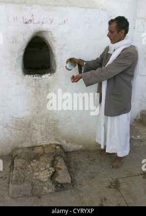 L'homme de faire ses ablutions avant la prière rituelle à la mosquée, au Yémen Banque D'Images