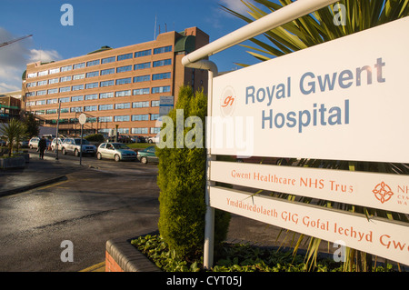 L'extérieur de l'Hôpital Royal Gwent au Pays de Galles du Sud avec pancarte Banque D'Images