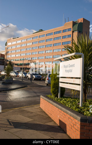 L'extérieur de l'Hôpital Royal Gwent au Pays de Galles du Sud avec pancarte Banque D'Images