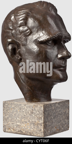 Josef Thorak (1889 - 1952), un buste en bronze grandeur nature de Rudolf Heß Bronze avec belle patine brun foncé. Non signé et sans marque de fonderie. Hauteur 36 cm. Sur une base en marbre clair, hauteur totale 48,5 cm. Créé entre 1935 et 1940. Dans tous les détails identiques au buste Heß signé de Thorak par la fonderie Brandstetter à Munich, vendu par Hermann Historica aux enchères 58, lot 3089, pour environ 15.000 euros. C'est probablement le premier projet qui n'était pas destiné à la vente. Josef Thorak était, à part Arno Breker, le sculpteur le plus important du troisième Reich. Avant la guerre, Banque D'Images