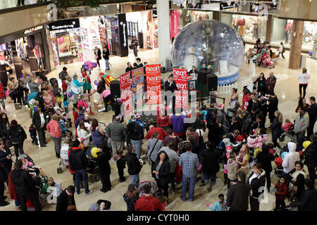 Les foules et les décorations à l'interrupteur sur des centres commercial Queensgate lumières de Noël, Peterborough, Cambridgeshire, Angleterre. 08 11 2012 Banque D'Images