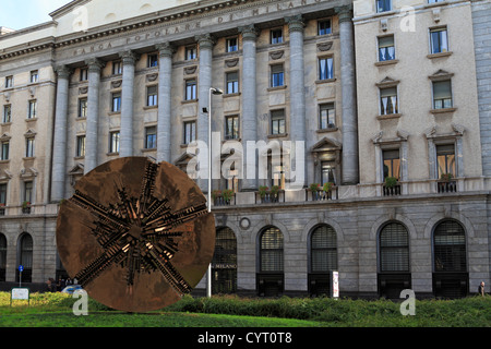 Disque très grande discothèque sculpture en bronze de Arnaldo Pomodoro en face de la Banca Popolare di Mlano, Milan, Italie, Europe. Banque D'Images