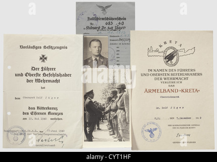 Le lauréat de Knight's Cross, Dr. Rolf Jäger(1912 - 1984), un ensemble complet de prix, d'identité et d'autres documents héritage de documentation étendu : Document de possession préliminaire de la Croix de Chevalier de la Croix de fer, date d'attribution du 15 mai 1940, daté(tr)'Headquarters,High Command of the Luftwaffe,25 juin 1940', avec signature à l'encre du Generalleutnant Kastner-Kirdorf, Chef du Bureau du personnel de la Luftwaffe. DIN A4. Document de prix pour la Croix de fer 1ere classe historique,historique,gens,années 1930,20e siècle,Air Force,branche de service,succursales de service,,droits additionnels-Clearences-non disponible Banque D'Images