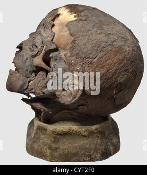 Crâne d'une momie égyptienne d'un enfant, troisième période intermédiaire, ca.1000 BC la tête préparée d'un enfant en conservant les cheveux rougeâtres-bruns dans les endroits.à l'arrière du crâne, il ya encore des morceaux des bandages avec lesquels la momie a été enveloppée.hauteur du crâne ca.16 cm.sous le verre dans une vitrine ébonisée Qui s'ouvre par un panneau coulissant.un panneau de verre manquant.Dimensions 28 x 21 x 36 cm.après la campagne égyptienne de Napoléon, l'archéologie égyptienne moderne a commencé en 1822 avec Jean François Champollion et Karl Richard Lepsius.les découvertes faites par ces hommes l,droits additionnels-Clearences-non disponible Banque D'Images