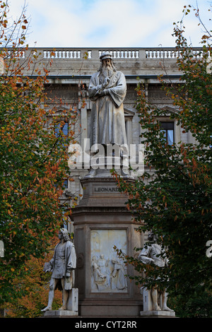 La statue de Léonard de Vinci sur la Piazza Della Scala en automne, Milan, Italie, Europe. Banque D'Images