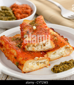 Cannelloni de fromage , Sauce tomate et Pesto au basilic Banque D'Images