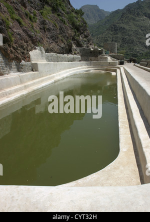 Citerne d'eau dans le village de montagne de Hababa, Yémen Banque D'Images