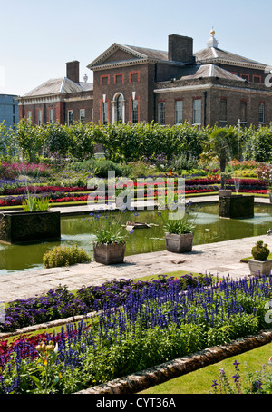 Kensington Palace de la jardin en contrebas, Les Jardins de Kensington, Londres. Banque D'Images