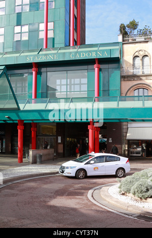 Un taxi à l'extérieur de la gare Cadorna de Milan, Italie, Europe. Banque D'Images