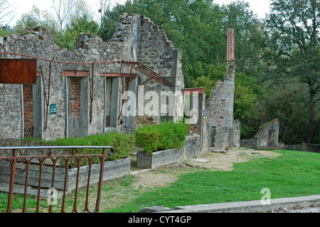 Des immeubles en ruines. Le reste de l'Étable Bouchole massacre. Oradour-Sur-Glane. Banque D'Images