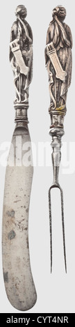 Argenterie allemande 1ère moitié du XVIIIe siècle, fourche à deux pattes et couteau avec lame de forme typique à pointe arrondie, chacun avec manche en argent en forme de déesse de la chasse Diana. Les parties en fer légèrement tachetées, les poignées frottées. Longueur de la fourche 18 cm, longueur du couteau 20 cm, historique, historique, personnage, XVIIIe siècle, poignard, poignards, déchirants, propulseurs, bâton, arme, armes, armes, dispositif de combat, objet, objets, coupure, distillateurs, distillateurs, droits supplémentaires-Clearences-non disponible Banque D'Images