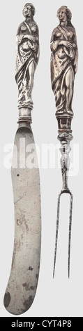 Argenterie allemande 1ère moitié du XVIIIe siècle, fourche à deux pattes et couteau avec lame de forme typique à pointe arrondie, chacun avec manche en argent en forme de déesse de la chasse Diana. Les parties en fer légèrement tachetées, les poignées frottées. Longueur de la fourche 18 cm, longueur du couteau 20 cm, historique, historique, personnage, XVIIIe siècle, poignard, poignards, déchirants, propulseurs, bâton, arme, armes, armes, dispositif de combat, objet, objets, coupure, distillateurs, distillateurs, droits supplémentaires-Clearences-non disponible Banque D'Images