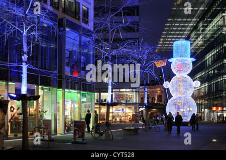 Une galerie marchande à l'époque de Noël de nouveau Kranzlereck, au nouveau Café Kranzler, Kurfürstendamm, Berlin, Allemagne. Banque D'Images