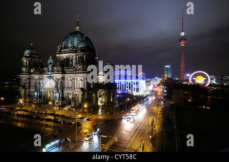 Berliner Dom, la cathédrale de Berlin, Tour de la télévision, la place Alexanderplatz, grande roue, marché de Noël, Berlin, Allemagne Banque D'Images