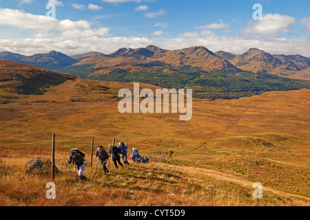 Les marcheurs Cruinn croissant a'Bheinn de Cailness sur le Loch Lomond. Les Alpes Arrochar sont à l'arrière-plan. Banque D'Images