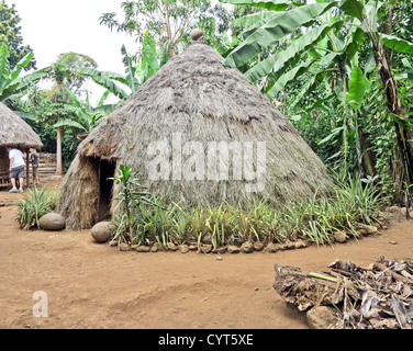 Maisons traditionnelles de l'Afrique de l'Est Tanzanie comme vu sur l'affichage à la Marangu Banque D'Images