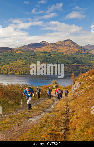 Les randonneurs au-dessus de Cailness sur le Loch Lomond. Les Alpes Arrochar sont à l'arrière-plan. Banque D'Images