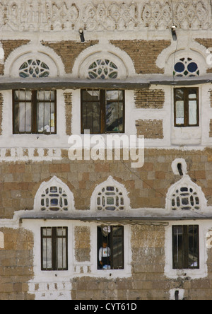 Tour de plain-pied traditionnelle des maisons de terre battue dans la vieille ville fortifiée de Sanaa, Yémen Banque D'Images