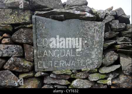 Les vues et les panneaux en pierre autour de Loughrigg Sont Tombés près du quartier du lac Ambleside Banque D'Images