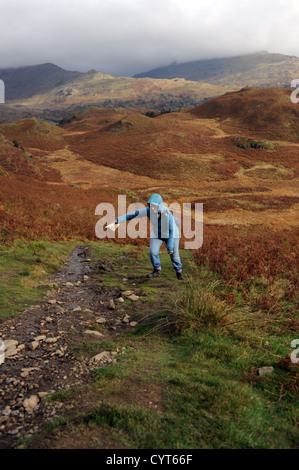 La vue sur Loughrigg est tombée près d'Ambleside Lake District Woman grimpant au sommet le jour d'automne Banque D'Images