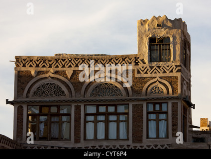 Tour de plain-pied traditionnelle des maisons de terre battue dans la vieille ville fortifiée de Sanaa, Yémen Banque D'Images