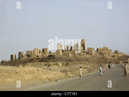 Les hommes sur la route de la vieille ville de Marib, au Yémen Banque D'Images