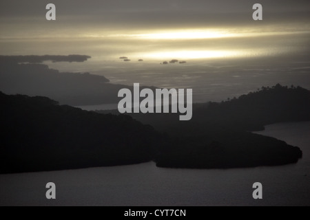 Vue de Sokehs Rock au coucher du soleil, Pohnpei, États fédérés de Micronésie Banque D'Images