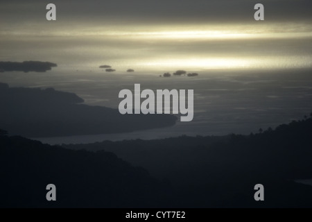 Vue de Sokehs Rock au coucher du soleil, Pohnpei, États fédérés de Micronésie Banque D'Images