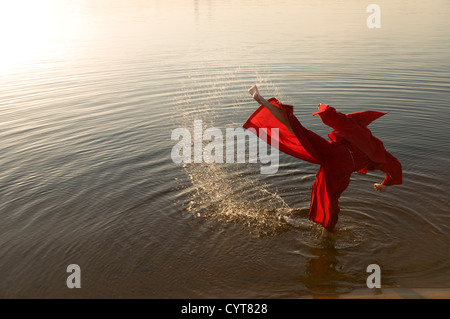 Fighter moine Shaolin kungfu reaper red river l'eau du lac Banque D'Images