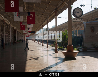 Plate-forme de la gare de Sirkeci Istanbul TURQUIE, principale gare du côté de l'Europe Banque D'Images