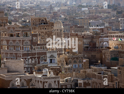 Tour de plain-pied traditionnelle des maisons de terre battue dans la vieille ville fortifiée de Sanaa, Yémen Banque D'Images