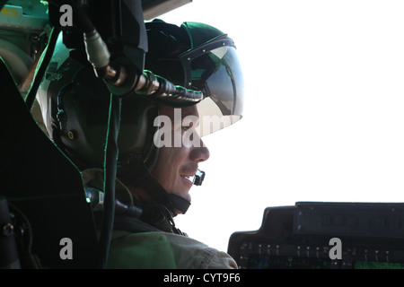 Le capitaine du Corps des Marines américain Brian M. Clegg, UH-1Y Venom pilote d'hélicoptère utilitaire léger Marine avec l'Escadron d'hélicoptères d'attaque (HMLA) 169, groupe d'aéronefs Marine 39, 3rd Marine Aircraft Wing (avant), fournit un appui aérien rapproché au cours de la province de Helmand, l'Afghanist Banque D'Images