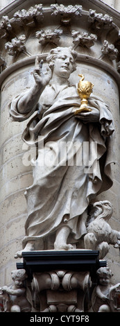 Bruxelles - Juin 22 : Statue de st. Jean l'évangéliste de la cathédrale gothique de Saint Michel Le 22 juin 2012 à Bruxelles. Banque D'Images