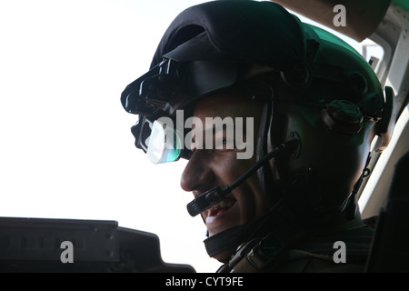 U.S. Marine Corps Le Capitaine Ryan E. Von Rembow, UH-1Y Venom pilote d'hélicoptère utilitaire léger Marine avec l'Escadron d'hélicoptères d'attaque (HMLA) 469, groupe d'aéronefs Marine 39, 3rd Marine Aircraft Wing (avant), fournit un appui aérien rapproché au cours de la province de Helmand, Banque D'Images