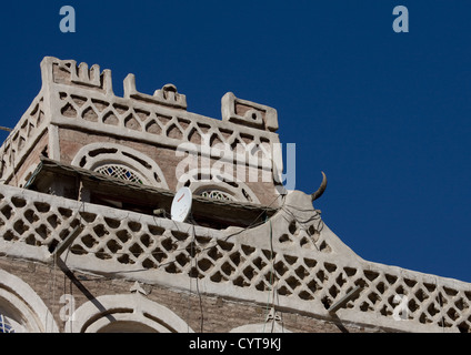 Tour de plain-pied traditionnelle des maisons de terre battue dans la vieille ville fortifiée de Sanaa, Yémen Banque D'Images